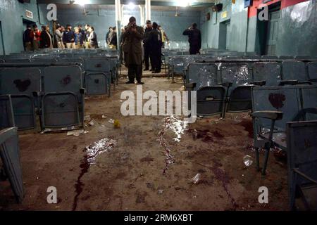 (140202) -- PESHAWAR, 2 février 2014 (Xinhua) -- des policiers pakistanais inspectent le site de l'attaque dans un cinéma du nord-ouest du Pakistan, Peshawar, le 2 février 2014. Au moins cinq personnes ont été tuées et 31 autres blessées dimanche soir lorsqu'une attaque à la grenade a ciblé un cinéma dans la ville de Peshawar, au nord-ouest du Pakistan, ont déclaré des responsables. (Xinhua/Umar Qayyum) PAKISTAN-PESHAWAR-CINEMA-ATTACK PUBLICATIONxNOTxINxCHN Peshawar février 2 2014 des policiers pakistanais de XINHUA inspectent le site de l'attaque dans un cinéma au nord-ouest du Pakistan S Peshawar en février 2 2014 AU moins cinq célébrités ont été TUÉES et 31 autres blessées Banque D'Images