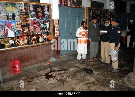 (140202) -- PESHAWAR, 2 février 2014 (Xinhua) -- des policiers pakistanais inspectent le site de l'attaque dans un cinéma du nord-ouest du Pakistan, Peshawar, le 2 février 2014. Au moins cinq personnes ont été tuées et 31 autres blessées dimanche soir lorsqu'une attaque à la grenade a ciblé un cinéma dans la ville de Peshawar, au nord-ouest du Pakistan, ont déclaré des responsables. (Xinhua/Umar Qayyum) PAKISTAN-PESHAWAR-CINEMA-ATTACK PUBLICATIONxNOTxINxCHN Peshawar février 2 2014 des policiers pakistanais de XINHUA inspectent le site de l'attaque dans un cinéma au nord-ouest du Pakistan S Peshawar en février 2 2014 AU moins cinq célébrités ont été TUÉES et 31 autres blessées Banque D'Images