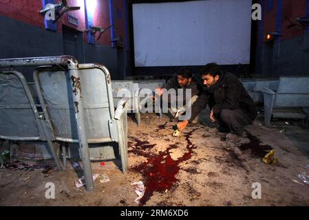 (140202) -- PESHAWAR, 2 février 2014 (Xinhua) -- des policiers pakistanais inspectent le site de l'attaque dans un cinéma du nord-ouest du Pakistan, Peshawar, le 2 février 2014. Au moins cinq personnes ont été tuées et 31 autres blessées dimanche soir lorsqu'une attaque à la grenade a ciblé un cinéma dans la ville de Peshawar, au nord-ouest du Pakistan, ont déclaré des responsables. (Xinhua/Umar Qayyum) PAKISTAN-PESHAWAR-CINEMA-ATTACK PUBLICATIONxNOTxINxCHN Peshawar février 2 2014 des policiers pakistanais de XINHUA inspectent le site de l'attaque dans un cinéma au nord-ouest du Pakistan S Peshawar en février 2 2014 AU moins cinq célébrités ont été TUÉES et 31 autres blessées Banque D'Images