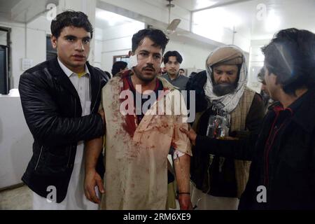 (140202) -- PESHAWAR, 2 février 2014 (Xinhua) -- des personnes transfèrent un blessé à l'hôpital de Peshawar, dans le nord-ouest du Pakistan, le 2 février 2014. Au moins cinq personnes ont été tuées et 31 autres blessées dimanche soir lorsqu'une attaque à la grenade a ciblé un cinéma dans la ville de Peshawar, au nord-ouest du Pakistan, ont déclaré des responsables. (Xinhua/Umar Qayyum) PAKISTAN-PESHAWAR-CINEMA-ATTACK PUBLICATIONxNOTxINxCHN Peshawar février 2 2014 célébrités XINHUA transfert à un homme blessé à l'hôpital dans le nord-ouest du Pakistan S Peshawar en février 2 2014 AU moins cinq célébrités ont été TUÉES et 31 autres blessées dimanche soir Banque D'Images