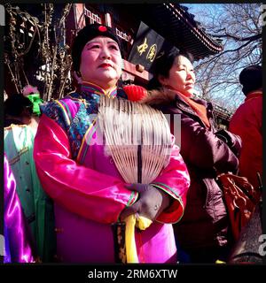 (140203) -- PÉKIN, 3 février 2014 (Xinhua) -- sur cette photo prise avec un smartphone le 3 février 2014, un artiste d'opéra folklorique se prépare pour une représentation à la foire du temple de Changdian à Pékin, capitale de la Chine. À Pékin, les foires du temple ont été un répertoire typique pendant la fête du printemps, qui est tombée le 31 janvier cette année. Les gens se divertissent aux foires du temple avec divers aliments et collations ainsi que des activités folkloriques. (Xinhua/Shen Bohan) (lmm) CHINE-BEIJING-SPRING FESTIVAL-TEMPLE FAIR-SMARTPHONE (CN) PUBLICATIONxNOTxINxCHN Beijing février 3 2014 XINHUA dans cette photo prise avec un smartphone SUR F Banque D'Images