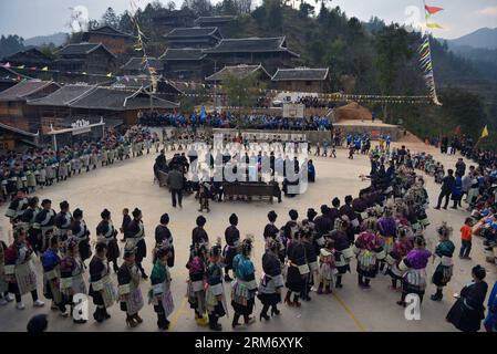 RONGJIANG - les membres du groupe ethnique Dong participent à une activité de chant et de danse de groupe dans le village de Baoli du comté de Rongjiang, dans la province du Guizhou du sud-ouest de la Chine, le 3 février 2014. Les gens du groupe ethnique Dong ont célébré la fête du printemps en chantant et en dansant lundi. (Xinhua/Qin Gang) (zgp) CHINA-GUIZHOU-DONG ETHNIC GROUP-SPRING FESTIVAL (CN) PUBLICATIONxNOTxINxCHN Rongjiang célébrités du groupe ethnique Dong participent à une activité de CHANT et de danse de groupe dans le village de Baoli du comté de Rongjiang sud-ouest de la Chine S Guizhou province de février 3 2014 célébrités du groupe ethnique Dong Banque D'Images