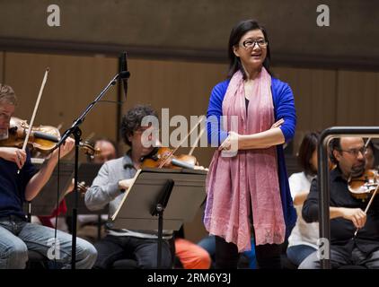 La chanteuse chinoise Song Zuying assiste à la répétition du concert de célébration du nouvel an chinois 2014 par l'Orchestre symphonique de Toronto au Roy Thomson Hall à Toronto, Canada, le 3 février 2014. Le Toronto Symphony Orchestra a organisé lundi son premier concert de célébration du nouvel an chinois avec des artistes chinois célèbres. (Xinhua/Zou Zheng) (lyx) CANADA-TORONTO-CHINESE SINGER-SONG ZUYING-REPERESAL PUBLICATIONxNOTxINxCHN Chinese Singer Song Zuying assiste à la répétition du concert de célébration du nouvel an chinois de 2014 par l'Orchestre symphonique de Toronto AU Roy Thomson Hall de Toronto Canada 3 2014 février Toronto Sympho Banque D'Images