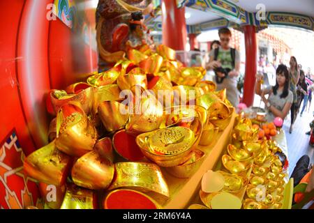 (140204) -- KUALA LUMPUR, 4 février 2014 (Xinhua) -- les Chinois d'outre-mer adorent le Dieu de la richesse le 5e jour lunaire du nouvel an chinois à Kuala Lumpur, Malaisie, le 4 février 2014. (Xinhua/Chong Voon Chung) (lmz) MALAISIE-KUALA LUMPUR-CHINESE LUNAR NEW YEAR PUBLICATIONxNOTxINxCHN Kuala Lumpur février 4 2014 XINHUA Outremer Chinois culte le Dieu de la richesse le 5e jour lunaire du nouvel an chinois à Kuala Lumpur Malaisie février 4 2014 XINHUA Chong Voon Chung Malaysia Kuala Lumpur nouvel an lunaire chinois PUBLICATIONxNOTxINxCHN Banque D'Images