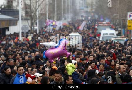 (140204) -- WUHAN, 4 février 2014 (Xinhua) -- les gens se dirigent vers le temple Guiyuan pour adorer le Dieu de la richesse dans la mythologie chinoise à Wuhan, capitale de la province du Hubei en Chine centrale, le 4 février 2014. Des centaines de milliers de personnes ont visité mardi le temple Guiyuan pour prier pour la fortune, le jour de l’anniversaire du Dieu de la richesse, qui est considéré comme le cinquième jour du nouvel an lunaire chinois et tombe le 4 février de cette année. (Xinhua) (mt) CHINA-WUHAN-GOD OF WEALTH-ADORATION (CN) PUBLICATIONxNOTxINxCHN Wuhan Feb 4 2014 célébrités XINHUA dirigez-vous vers le Temple Guiyuan pour vénérer le Dieu de la richesse Banque D'Images