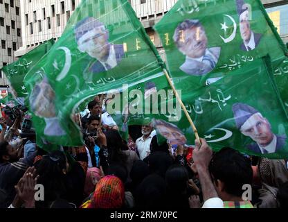 Des partisans pakistanais de l'ancien président pakistanais Pervez Musharraf prennent part à un rassemblement dans la ville portuaire de Karachi, dans le sud du Pakistan, le 7 février 2014. L'ancien président pakistanais Pervez Musharraf comparaîtra devant un tribunal spécial, entendant une affaire de haute trahison contre lui, plus tard ce mois-ci, a déclaré vendredi son avocat à la cour. (Xinhua/Arshad) PAKISTAN-KARACHI-TRIAL-MUSHARRAF-PROTEST PUBLICATIONxNOTxINxCHN les partisans pakistanais de l'ancien président pakistanais Pervez Musharraf prennent part à un rassemblement dans la ville portuaire de Karachi, dans le sud du Pakistan, LE 7 2014 février l'ancien président pakistanais Pervez Musharraf Banque D'Images