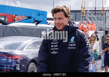 ZANDVOORT, PAYS-BAS - AOÛT 26 : Toto Wolff, directeur de l'écurie Mercedes-AMG PETRONAS F1 Team, se penche sur la question avant de se qualifier lors de la Formule GP néerlandaise Banque D'Images