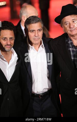 Le réalisateur et acteur George Clooney (C) et l'acteur Bill Murray arrivent sur le tapis rouge pour la première du film les monuments Men au 64e Festival international du film de la Berlinale à Berlin, en Allemagne, le 8 février 2013. (Fan de Xinhua/Zhang) ALLEMAGNE-BERLIN-FILM FESTIVAL-LES MONUMENTS HOMMES PUBLICATIONxNOTxINxCHN réalisateur et acteur George Clooney C et l'acteur Bill Murray arrivent SUR le tapis rouge pour la première du film les monuments hommes AU 64e Festival international du film de Berlin Allemagne LE 8 2013 février XINHUA Zhang supporter Allemagne Festival du film de Berlin les monuments Men PUBLIC Banque D'Images