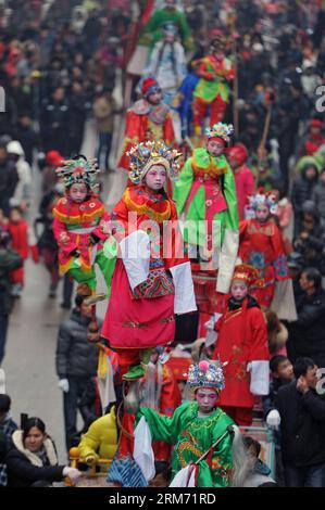 CHANGSHA, 09 février 2014 (Xinhua) -- des gens interprètent des Taigushi (histoires de transport) dans la ville de Changle de la ville de Miluo, province du Hunan en Chine centrale, le 9 février 2014. Taigushi , inscrit au patrimoine culturel immatériel national en 2011, est une performance folklorique au cours de laquelle des enfants déguisés en héros et héroïnes dans des contes de fées chinois traditionnels et des opéras locaux, se produisent sur des planches portées par des adultes. (Xinhua/Li GA) (mt) CHINA-HUNAN-FOLK PERFORMANCE (CN) PUBLICATIONxNOTxINxCHN Changsha février 09 2014 des célébrités de XINHUA interprètent Taigushi Carry Stories dans la ville de Changle de Miluo City Central China S Hunan Provincic Banque D'Images