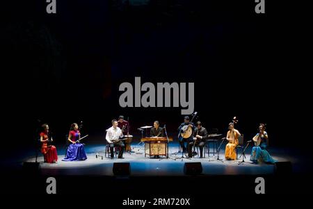 TORONTO, 9 février 2014 (Xinhua) -- des artistes chinois interprètent l'ensemble instrumental folk River of Spring sous le clair de lune pendant le carnaval du nouvel an chinois 2014 au Sony Centre for the Performing Arts de Toronto, Canada, le 9 février 2014. Mis en scène par Broadcast National Orchestra of China, le Carnaval du nouvel an chinois, une tournée de sept villes et huit spectacles au Canada, a débuté ici dimanche pour célébrer le Festival du printemps et montrer aux Canadiens le pouvoir attrayant de la culture chinoise. (Xinhua/Zou Zheng) CANADA-TORONTO-CHINESE NEW YEAR CARNIVAL-PERFORMANCE PUBLICATIONxNOTxINxCHN Toronto février 9 2014 XINHUA Banque D'Images