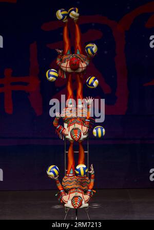 TORONTO, 9 février 2014 (Xinhua) -- des acrobates chinois jouent des balles de Kicking Balls pendant le Carnaval du nouvel an chinois 2014 au Sony Centre for the Performing Arts de Toronto, Canada, le 9 février 2014. Mis en scène par Broadcast National Orchestra of China, le Carnaval du nouvel an chinois, une tournée de sept villes et huit spectacles au Canada, a débuté ici dimanche pour célébrer le Festival du printemps et montrer aux Canadiens le pouvoir attrayant de la culture chinoise. (Xinhua/Zou Zheng) CANADA-TORONTO-CHINESE NEW YEAR CARNIVAL-PERFORMANCE PUBLICATIONxNOTxINxCHN Toronto février 9 2014 les acrobates chinois de XINHUA exécutent des balles de COUP DE PIED pendant le Th Banque D'Images