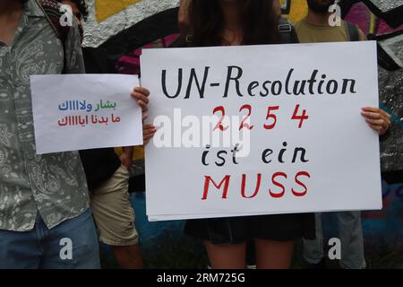 Les manifestations syriennes à Leipzig en Allemagne condamnent les actions du régime. Soutenez le mouvement populaire dans le sud de la Syrie, en mettant l'accent sur Suwayda Banque D'Images