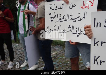 Les manifestations syriennes à Leipzig en Allemagne condamnent les actions du régime. Soutenez le mouvement populaire dans le sud de la Syrie, en mettant l'accent sur Suwayda Banque D'Images