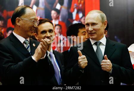 (140210) -- SOTCHI, 10 février 2014 (Xinhua) -- le président russe Vladimir Poutine (avant R) agit comme Liu Peng (avant L), président du Comité olympique chinois et ministre de l'administration générale des sports en Chine, applaudit lors d'une visite à China House à l'hôtel Zhemchuzhina dans le centre-ville de Sotchi, Russie, le 10 février 2014. China House, le centre du Comité Olympique chinois pour recevoir des invités, a ouvert ses portes jeudi, comme lieu de communication culturelle pendant les Jeux Olympiques d hiver de Sotchi. (Xinhua/Ding Xu) (SP)OLY-RUSSIE-SOTCHI-CHINE MAISON PUBLICATIONxNOTxINxCHN 140210 Sotchi fév 1 Banque D'Images