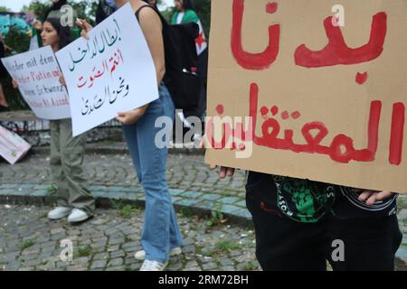 Les manifestations syriennes à Leipzig en Allemagne condamnent les actions du régime. Soutenez le mouvement populaire dans le sud de la Syrie, en mettant l'accent sur Suwayda Banque D'Images