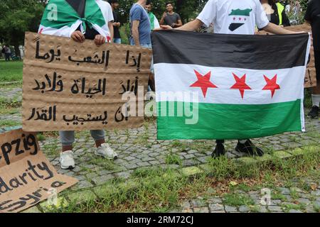 Les manifestations syriennes à Leipzig en Allemagne condamnent les actions du régime. Soutenez le mouvement populaire dans le sud de la Syrie, en mettant l'accent sur Suwayda Banque D'Images