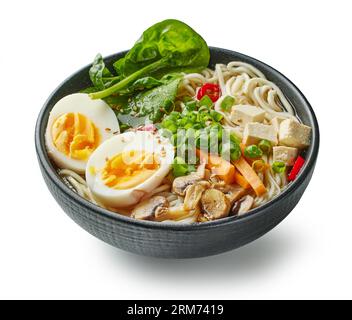 bol de soupe végétarienne de nouilles ramen asiatique isolé sur fond blanc Banque D'Images