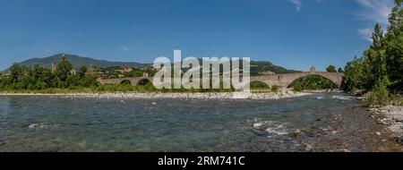 Vue panoramique de l'ancien pont de pierre à Bobbio, Italie par une chaude journée ensoleillée Banque D'Images