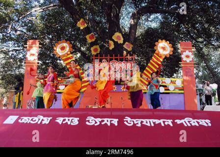 (140213) -- DHAKA, 13 février 2014 (Xinhua) -- des femmes bangladaises dansent pour célébrer le festival Pahela Falgun à Dhaka, Bangladesh, le 13 février 2014. Les Bangladais célèbrent cette journée pour accueillir la saison du printemps. (Xinhua/Shariful Islam) BANGLADESH-DHAKA-PAHELA FALGUN-CELEBRATION PUBLICATIONxNOTxINxCHN Dhaka Fév 13 2014 XINHUA femmes bangladaises dansent pour célébrer le Festival Pahela à Dhaka Bangladesh Feb 13 2014 célébrités bangladaises célèbrent la Journée pour accueillir la saison du printemps XINHUA Shariful Islam Bangladesh Dhaka Pahela Celebration PUBLICATIONxNOTxINxINxCHN Banque D'Images