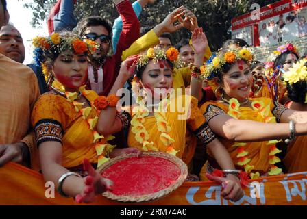 (140213) -- DHAKA, 13 février 2014 (Xinhua) -- des jeunes bangladais célèbrent le festival Pahela Falgun à Dhaka, Bangladesh, le 13 février 2014. Les Bangladais célèbrent cette journée pour accueillir la saison du printemps. (Xinhua/Shariful Islam) BANGLADESH-DHAKA-PAHELA FALGUN-CELEBRATION PUBLICATIONxNOTxINxCHN Dhaka Fév 13 2014 XINHUA les jeunes bangladais célèbrent le Festival Pahela à Dhaka Bangladesh Fév 13 2014 des célébrités bangladaises célèbrent la Journée de bienvenue au printemps XINHUA Shariful Islam Bangladesh Dhaka Pahela Celebrent PUBLICATIONxNOTxINxINxCHN Banque D'Images