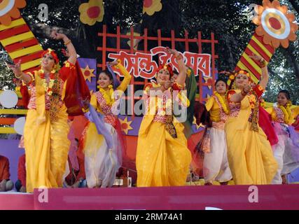 (140213) -- DHAKA, 13 février 2014 (Xinhua) -- des femmes bangladaises dansent pour célébrer le festival Pahela Falgun à Dhaka, Bangladesh, le 13 février 2014. Les Bangladais célèbrent cette journée pour accueillir la saison du printemps. (Xinhua/Shariful Islam) BANGLADESH-DHAKA-PAHELA FALGUN-CELEBRATION PUBLICATIONxNOTxINxCHN Dhaka Fév 13 2014 XINHUA femmes bangladaises dansent pour célébrer le Festival Pahela à Dhaka Bangladesh Feb 13 2014 célébrités bangladaises célèbrent la Journée pour accueillir la saison du printemps XINHUA Shariful Islam Bangladesh Dhaka Pahela Celebration PUBLICATIONxNOTxINxINxCHN Banque D'Images