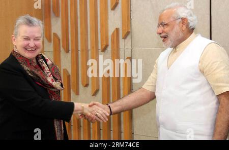 (140213) -- GANDHINAGAR, 13 février 2014 (Xinhua) -- l'ambassadrice des États-Unis en Inde Nancy Powell (G) serre la main de Narendra Modi, candidate au premier ministre du Parti Bharatiya Janata (BJP), dans l'opposition indienne, à Gandhinagar, en Inde, le 13 février 2014. Les États-Unis ont mis fin au boycott de neuf ans du politicien indien controversé Narendra Modi, avec l'ambassadrice américaine Nancy Powell rencontrant jeudi le principal candidat du parti d'opposition Bharatiya Janata (BJP) pour les prochaines élections générales dans l'État occidental du Gujarat. (Xinhua) INDIA-GANDHINAGAR-MODI PUBLICATIONxNOTxINxCHN février 13 2014 XINHU Banque D'Images