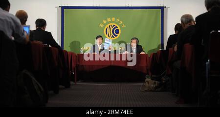 (140213) -- TOKYO, 13 février 2014 (Xinhua) -- le maire de Nago, Susumu Inamine (à gauche), prend la parole lors d'une conférence de presse au Japan National Press Club à Tokyo, capitale du Japon, le 13 février 2014. Inamine a remporté l'élection du maire de la ville de Nago dans la préfecture d'Okinawa en janvier avec l'engagement de s'opposer à la relocalisation d'une base militaire américaine à Henoko dans la ville de Nago. (Xinhua/Stringer) JAPON-TOKYO-OKINAWA-États-Unis BASE PUBLICATIONxNOTxINxCHN Tokyo février 13 2014 XINHUA Nago Mayor Susumu Inamine l prend la parole lors d'une conférence de presse AU Japan National Press Club à Tokyo capitale du Japon LE 13 2014 février Inamine a remporté un maire Banque D'Images