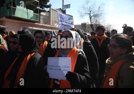 (140213) -- KABOUL, 13 février 2014 (Xinhua) -- des femmes afghanes participent à une manifestation contre la violence envers les femmes devant le ministère des Affaires féminines à Kaboul, capitale de l'Afghanistan, le 13 février 2014. Près de 100 femmes et membres de la société civile ont organisé une manifestation contre la violence envers les femmes. (Xinhua/Ahmad Massoud) AFGHANISTAN-KABUL-WOMEN-PROTEST PUBLICATIONxNOTxINxCHN Kaboul 13 2014 février les femmes afghanes de XINHUA participent à une manifestation contre la violence envers les femmes devant le ministère des Affaires féminines à Kaboul capitale de l'Afghanistan LE 13 2014 février 100 paroissiens et membres de la société civile Banque D'Images