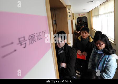 (140214) -- HANGZHOU, 14 février 2014 (Xinhua) -- les amoureux font la queue pour attendre l'enregistrement du mariage dans un registre de mariage le jour de la Saint-Valentin ainsi que le Festival des lanternes traditionnelles chinoises à Hangzhou, capitale de la province du Zhejiang de l'est de la Chine, le 14 février 2014. De nombreux jeunes mariés ont choisi d'obtenir des licences de mariage le jour de la Saint-Valentin cette année, car il coïncide avec le Festival des lanternes, le 15e jour du premier mois du calendrier lunaire chinois. (Xinhua/Ju Huanzong) (lfj) CHINA-VALENTINE S DAY-MARIAGE REGISTRATION (CN) PUBLICATIONxNOTxINxCHN Hangzhou février 14 2014 les amoureux de XINHUA Queue à attendre Banque D'Images