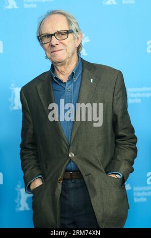 (140213) -- BERLIN, 13 février 2014 (Xinhua) -- le réalisateur britannique Ken Loach pose pour des photos lors d'un photocall alors qu'il reçoit l'Ours d'or honoraire pour ses réalisations exceptionnelles dans le domaine du cinéma au 64e Festival international du film de la Berlinale à Berlin, en Allemagne, le 13 février 2013. (Xinhua/Zhang Fan) GERMANY-BERLIN-FILM FASTIVAL-HONORAIRE OURS D'OR PUBLICATIONxNOTxINxCHN Berlin février 13 2014 le réalisateur britannique DE XINHUA Ken Loach pose pour des photos lors d'un appel photo alors qu'il reçoit l'Ours d'or d'honneur pour ses réalisations exceptionnelles dans le secteur cinématographique au 64e Berlinale Internati Banque D'Images