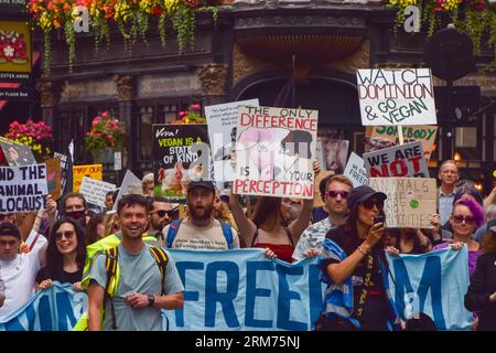 Londres, Royaume-Uni. 26 août 2023. Les manifestants ont défilé dans le centre de Londres pendant la marche nationale des droits des animaux, exigeant la fin de toutes les formes d'exploitation et d'abus des animaux, et en soutien aux droits des animaux et au véganisme. Crédit : Vuk Valcic/Alamy Live News Banque D'Images