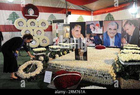 Un ambassadeur étranger au Liban visite la tombe de feu le Premier ministre libanais Rafic Hariri à Beyrouth, capitale du Liban, le 14 février 2014. Hariri a été tué dans un attentat à la bombe massif à Beyrouth le 14 février 2005. (Xinhua/Dalatinohra) (zhf) LEBANON-BEIRUT-HARIRI DEATH-9E ANNIVERSAIRE PUBLICATIONxNOTxINxCHN un ambassadeur des Affaires étrangères au Liban visite la tombe du Premier ministre libanais Rafic Hariri à Beyrouth capitale du Liban février 14 2014 Hariri ce qui A TUÉ dans un attentat à la bombe massive à Beyrouth LE 14 2005 février 9e anniversaire de Hariri PUBLICATIONxNOTxINxCHN Banque D'Images