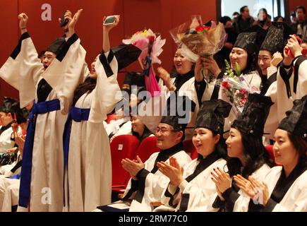 (140217) -- SÉOUL, 17 février 2014 (Xinhua) -- des étudiants sud-coréens de l'Université Chung-Ang participent à une cérémonie de remise des diplômes à Séoul, Corée du Sud, le 17 février 2014. (Xinhua/Park Jin-hee)(hy) CORÉE DU SUD-SÉOUL-GRADUATION PUBLICATIONxNOTxINxCHN Séoul février 17 2014 XINHUA étudiants sud-coréens de l'Université Chung Ang participent à une cérémonie de remise des diplômes à Séoul Corée du Sud février 17 2014 XINHUA Park Jin Hee Hy Corée du Sud Séoul graduation PUBLICATIONxNOTxINxCHN Banque D'Images