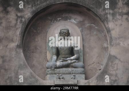 BODH GAYA (INDE), le 17 février 2014 - la photo prise le 17 février 2014 montre une partie du grand temple du complexe du temple Mahabodhi à Bodh Gaya, dans l'État du Bihar, dans l'est de l'Inde. Le complexe du temple Mahabodhi est l'un des quatre lieux saints liés à la vie du Seigneur Bouddha, et en particulier à la réalisation de l'illumination. Le premier temple a été construit par l'empereur Asoka au 3e siècle av. J.-C., et les dates actuelles du temple datent du 5e ou 6e siècle. C'est l'un des premiers temples bouddhistes construits en brique, encore debout en Inde, de la fin de la période Gupta. (Xinhua/Chen Xuelian) (axy) MONDE HE Banque D'Images