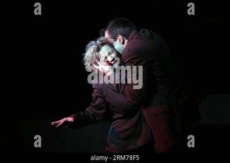 Les acteurs Adrian Scherschel (à droite) et Bettina Kaminski jouent dans la répétition de Der Prozess von Franz Kafka dans Freies Schauspiel ensemble Frankfurt, Allemagne le 18 février 2014. Franz Kafka était un écrivain allemand de romans et de nouvelles, considéré par la critique comme l'un des auteurs les plus influents du 20e siècle. Kafka a fortement influencé des genres tels que l'existentialisme. La plupart de ses œuvres, telles que Die Verwandlung ( la métamorphose ), Der Prozess ( le procès ), et Das Schloss ( le Château ), sont remplies des thèmes et archétypes de l'aliénation, de la brutalité physique et psychologique, des parents- Banque D'Images