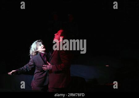 Les acteurs Adrian Scherschel (à droite) et Bettina Kaminski jouent dans la répétition de Der Prozess von Franz Kafka dans Freies Schauspiel ensemble Frankfurt, Allemagne le 18 février 2014. Franz Kafka était un écrivain allemand de romans et de nouvelles, considéré par la critique comme l'un des auteurs les plus influents du 20e siècle. Kafka a fortement influencé des genres tels que l'existentialisme. La plupart de ses œuvres, telles que Die Verwandlung ( la métamorphose ), Der Prozess ( le procès ), et Das Schloss ( le Château ), sont remplies des thèmes et archétypes de l'aliénation, de la brutalité physique et psychologique, des parents- Banque D'Images
