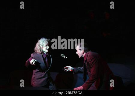 Les acteurs Adrian Scherschel (à droite) et Bettina Kaminski jouent dans la répétition de Der Prozess von Franz Kafka dans Freies Schauspiel ensemble Frankfurt, Allemagne le 18 février 2014. Franz Kafka était un écrivain allemand de romans et de nouvelles, considéré par la critique comme l'un des auteurs les plus influents du 20e siècle. Kafka a fortement influencé des genres tels que l'existentialisme. La plupart de ses œuvres, telles que Die Verwandlung ( la métamorphose ), Der Prozess ( le procès ), et Das Schloss ( le Château ), sont remplies des thèmes et archétypes de l'aliénation, de la brutalité physique et psychologique, des parents- Banque D'Images