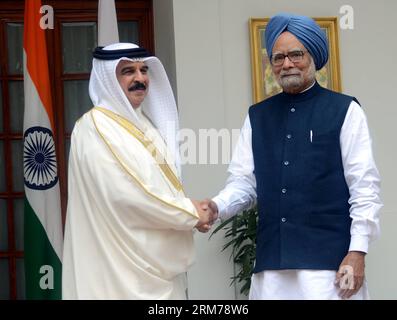 (140219) -- NEW DELHI, 19 février 2014 (Xinhua) -- visite du roi de Bahreïn Hamad bin ISA Al Khalifa (à gauche) serre la main du Premier ministre indien Manmohan Singh avant une réunion à Hyderabad House à New Delhi, en Inde, le 19 février 2014. (Xinhua/Partha Sarkar)(hy) INDE-NEW DELHI-BAHRAIN-VISIT PUBLICATIONxNOTxINxCHN New Delhi février 19 2014 XINHUA visite du roi Hamad am ISA Al Khalifa le Premier ministre indien Manmohan Singh avant une réunion À Hyderabad House à New Delhi Inde février 19 2014 XINHUA Partha Sarkar Hy Inde New Delhi visite à Bahreïn PUBLICATIONxNOTxINxCHN Banque D'Images