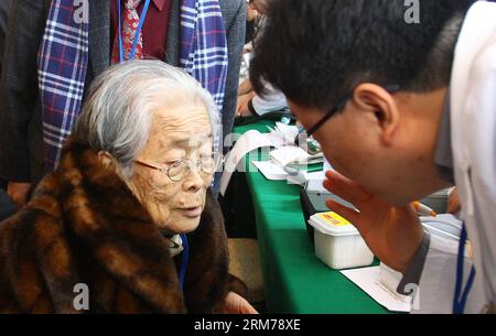 (140219) -- SOKCHO, 19 février 2014 (Xinhua) -- Un médecin demande l'état physique d'une femme de 95 ans lors des préparatifs d'une réunion avec des parents en République populaire démocratique de Corée (RPDC) dans la ville portuaire de Sokcho, Corée du Sud, le 19 février 2014. Environ 83 Sud-Coréens, pour la plupart âgés, accompagnés de 61 membres de leur famille se sont rassemblés à Sokcho pour se préparer à se rendre à Kumgang-san pour rencontrer leurs proches en RPDC. (Xinhua/Yao Qilin)(axy) CORÉE DU SUD-SOKCHO-RASSEMBLEMENT POUR LA RÉUNION PUBLICATIONxNOTxINxCHN Sokcho février 19 2014 XINHUA un médecin demande la condition physique d'une femme de 95 ans dur Banque D'Images