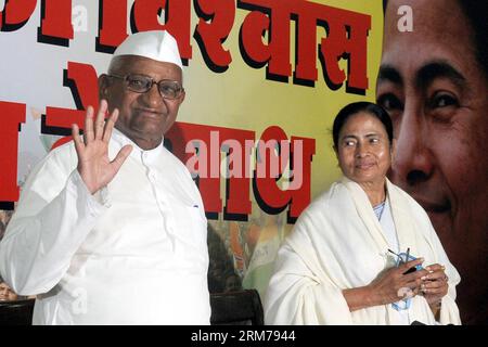 (140219) -- NEW DELHI, 19 février 2014 (Xinhua) -- Mamata Banerjee (R), ministre en chef de l'État du Bengale occidental, et Anna Hazare, militante anticorruption indienne, assistent à une conférence de presse à New Delhi, en Inde, le 19 février 2014. Hazare prévoit de faire campagne pour le Trinamool Congress Party lors des prochaines élections générales. (Xinhua/Partha Sarkar)(hy) INDE-NEW DELHI-ELECTION-CAMPAIGN PUBLICATIONxNOTxINxCHN New Delhi 19 2014 février les ministres en chef de XINHUA de l'Etat du Bengale OCCIDENTAL Mamata Banerjee r et la militante indienne anti-corruption Anna assistent à une conférence de presse à New Delhi Inde 19 2014 février Plan de campagne pour T Banque D'Images