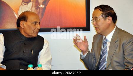 (140219) -- NEW DELHI, 19 février 2014 (Xinhua) -- Rajnath Singh (à gauche), président du parti Bharatiya Janata (BJP), rencontre ai Ping, vice-ministre du département international du Parti communiste chinois (PCC), à New Delhi, en Inde, le 19 février 2014. (Xinhua/Stringer)(hy) INDIA-NEW DELHI-CHINA-CPC VISITE OFFICIELLE PUBLICATIONxNOTxINxCHN New Delhi février 19 2014 XINHUA Singh l Bharatiya Janata Party BJP rencontre ai Ping Vice-ministres du Département International du Parti communiste chinois CPC à New Delhi Inde février 19 2014 XINHUA Stringer Hy Inde New Delhi Chine CPC officiel V Banque D'Images