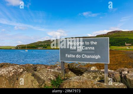 Isle of Canna signe de bienvenue pour les visiteurs arrivant sur l'île en ferry. Langues anglaise et gaélique. Petites îles, Hébrides intérieures, Écosse. Ho Banque D'Images