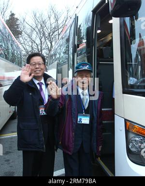 (140220) -- SOKCHO, 20 février 2014 (Xinhua) -- un Sud-Coréen âgé (R) se prépare à monter dans un bus et à se rendre en République populaire démocratique de Corée (RPDC) pour rencontrer ses proches perdus depuis longtemps dans la station balnéaire pittoresque du mont Kumgang, à Sokcho, en Corée du Sud, le 20 février 2014. Accompagnés de 58 membres de leur famille, 82 Sud-Coréens âgés, dont quatre cinquièmes âgés de plus de 80 ans, ont quitté à 8 heures, heure locale, un hôtel de villégiature de la ville sud-coréenne de Sokcho, sur la côte est de la Corée du Sud, pour retrouver leurs familles perdues depuis longtemps, ou 178 personnes de la RPDC, pour la première fois en six décennies. (Xinhua/Yao Qilin) (s Banque D'Images
