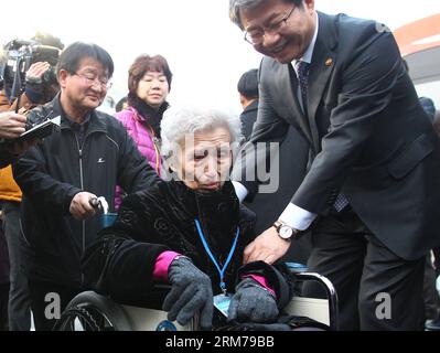 (140220) -- SOKCHO, 20 février 2014 (Xinhua) -- une coréenne âgée est accueillie par le ministre sud-coréen de l'unification, Ryoo Khil-jae (à droite), avant de se rendre en République populaire démocratique de Corée (RPDC) pour rencontrer ses proches perdus depuis longtemps dans la station balnéaire pittoresque du mont Kumgang, à Sokcho, en Corée du Sud, le 20 février 2014. Accompagnés de 58 membres de leur famille, 82 Sud-Coréens âgés, dont quatre cinquièmes âgés de plus de 80 ans, ont quitté à 8 heures, heure locale, un hôtel de villégiature de la ville sud-coréenne de Sokcho, sur la côte est de la Corée du Sud, pour retrouver leurs familles perdues depuis longtemps, ou 178 personnes de la RPDC, pour la première Banque D'Images