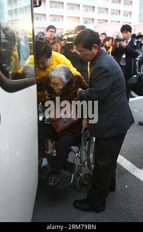 (140220) -- SOKCHO, 20 février 2014 (Xinhua) -- une personne âgée sud-coréenne (front) est aidée à monter dans un bus en direction de la République populaire démocratique de Corée (RPDC) pour rencontrer ses proches perdus depuis longtemps dans la station balnéaire pittoresque du mont Kumgang, à Sokcho, en Corée du Sud, le 20 février 2014. Accompagnés de 58 membres de leur famille, 82 Sud-Coréens âgés, dont quatre cinquièmes âgés de plus de 80 ans, ont quitté à 8 heures, heure locale, un hôtel de villégiature de la ville sud-coréenne de Sokcho, sur la côte est de la Corée du Sud, pour retrouver leurs familles perdues depuis longtemps, ou 178 personnes de la RPDC, pour la première fois en six décennies. (Xinhua/Yao Qilin Banque D'Images