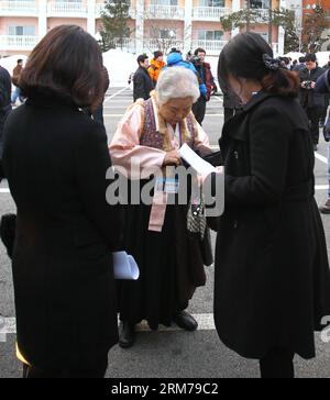 (140220) -- SOKCHO, 20 février 2014 (Xinhua) -- une personne âgée sud-coréenne (C) fait vérifier son identité avant de monter dans un autobus en direction de la République populaire démocratique de Corée (RPDC) pour rencontrer ses proches perdus depuis longtemps dans la station balnéaire pittoresque du mont Kumgang, à Sokcho, en Corée du Sud, le 20 février 2014. Accompagnés de 58 membres de leur famille, 82 Sud-Coréens âgés, dont quatre cinquièmes âgés de plus de 80 ans, ont quitté à 8 heures, heure locale, un hôtel de villégiature de la ville sud-coréenne de Sokcho, sur la côte est de la Corée du Sud, pour retrouver leurs familles perdues depuis longtemps, ou 178 personnes de la RPDC, pour la première fois en six décennies Banque D'Images