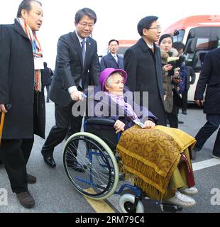 (140220) -- SOKCHO, 20 février 2014 (Xinhua) -- une coréenne âgée est accompagnée par le ministre sud-coréen de l unification Ryoo Khil-jae (2e L) avant de se rendre en République populaire démocratique de Corée (RPDC) pour rencontrer ses proches perdus depuis longtemps dans la station balnéaire pittoresque du mont Kumgang, à Sokcho, en Corée du Sud, le 20 février 2014. Accompagnés de 58 membres de leur famille, 82 Sud-Coréens âgés, dont quatre cinquièmes âgés de plus de 80 ans, sont partis à partir de 8 heures du matin, heure locale, d'un hôtel de villégiature de la ville de Sokcho, sur la côte est de la Corée du Sud, pour retrouver leurs familles perdues depuis longtemps, soit 178 personnes originaires de la RPDC, pour se rendre à l Banque D'Images