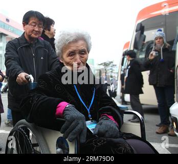 (140220) -- SOKCHO, 20 février 2014 (Xinhua) -- une personne âgée sud-coréenne (front) se prépare à monter dans un bus et à se diriger vers la République populaire démocratique de Corée (RPDC) pour rencontrer ses proches perdus depuis longtemps dans la station balnéaire pittoresque du mont Kumgang, à Sokcho, en Corée du Sud, le 20 février 2014. Accompagnés de 58 membres de leur famille, 82 Sud-Coréens âgés, dont quatre cinquièmes âgés de plus de 80 ans, ont quitté à 8 heures, heure locale, un hôtel de villégiature de la ville sud-coréenne de Sokcho, sur la côte est de la Corée du Sud, pour retrouver leurs familles perdues depuis longtemps, ou 178 personnes de la RPDC, pour la première fois en six décennies. (Xinhua/Yao Qilin Banque D'Images