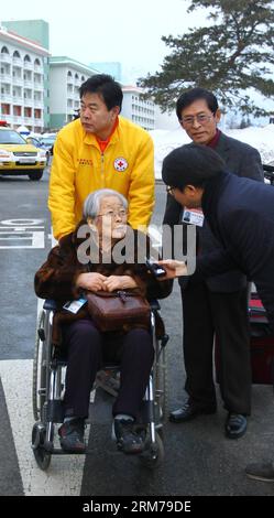 (140220) -- SOKCHO, 20 février 2014 (Xinhua) -- une personne âgée sud-coréenne reçoit une entrevue avant de se rendre en République populaire démocratique de Corée (RPDC) pour rencontrer ses proches perdus depuis longtemps dans la station balnéaire pittoresque du mont Kumgang, à Sokcho, en Corée du Sud, le 20 février 2014. Accompagnés de 58 membres de leur famille, 82 Sud-Coréens âgés, dont quatre cinquièmes âgés de plus de 80 ans, ont quitté à 8 heures, heure locale, un hôtel de villégiature de la ville sud-coréenne de Sokcho, sur la côte est de la Corée du Sud, pour retrouver leurs familles perdues depuis longtemps, ou 178 personnes de la RPDC, pour la première fois en six décennies. (Xinhua/Yao Qilin) (sr Banque D'Images