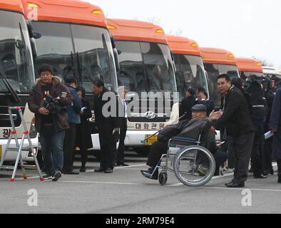 (140220) -- SOKCHO, 20 février 2014 (Xinhua) -- un Sud-Coréen âgé (2nd R) se prépare à monter dans un bus et à se diriger vers la République populaire démocratique de Corée (RPDC) pour rencontrer ses proches perdus depuis longtemps dans la station balnéaire pittoresque du mont Kumgang, à Sokcho, en Corée du Sud, le 20 février 2014. Accompagnés de 58 membres de leur famille, 82 Sud-Coréens âgés, dont quatre cinquièmes âgés de plus de 80 ans, ont quitté à 8 heures, heure locale, un hôtel de villégiature de la ville sud-coréenne de Sokcho, sur la côte est de la Corée du Sud, pour retrouver leurs familles perdues depuis longtemps, ou 178 personnes de la RPDC, pour la première fois en six décennies. (Xinhua/Yao Qilin Banque D'Images